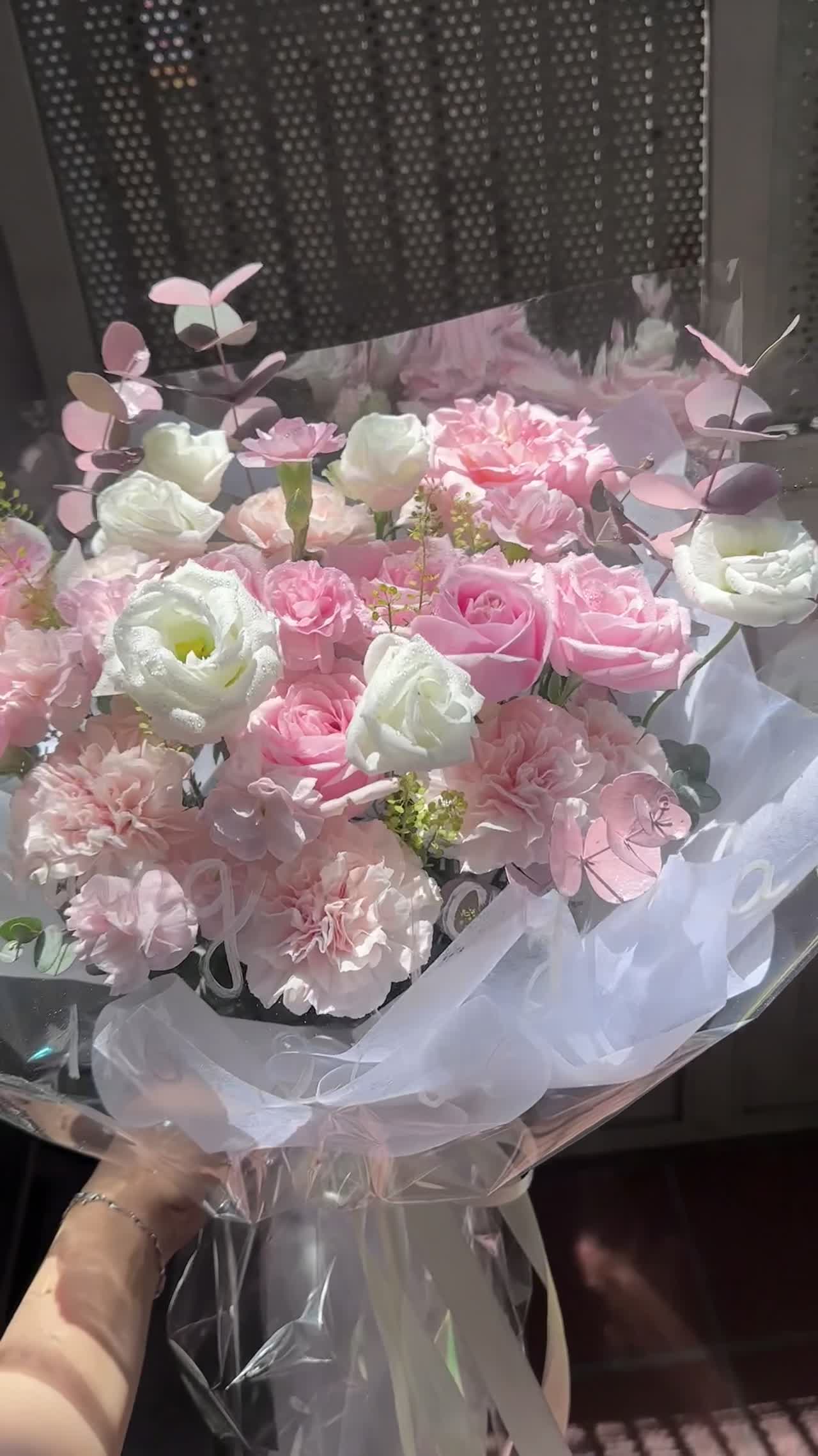 florist wrapping bouquet, hoa rose, vibe nu tinh