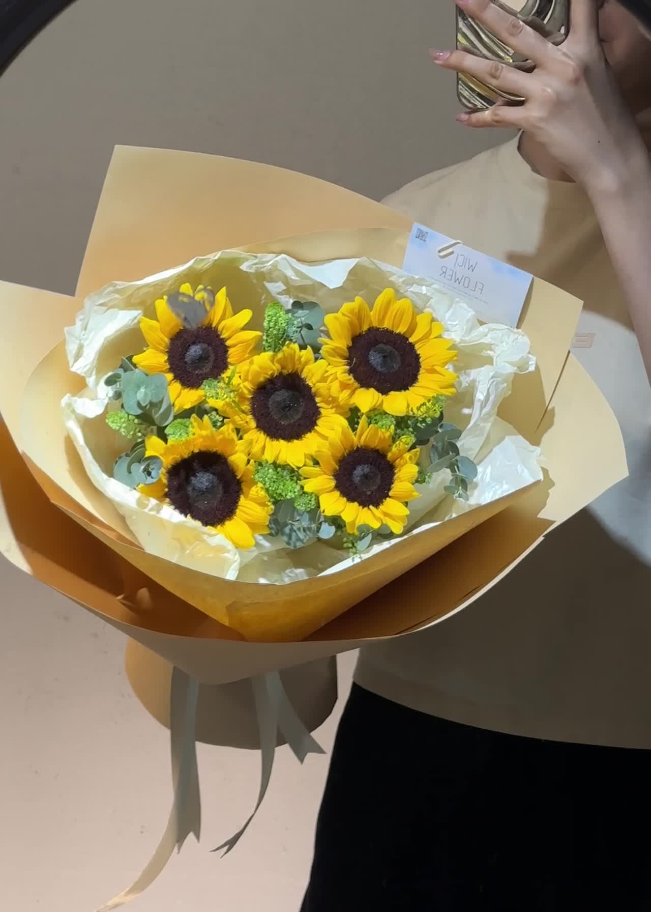 Pinterest-style editorial card + flowers setup voi mixed seasonal flowers