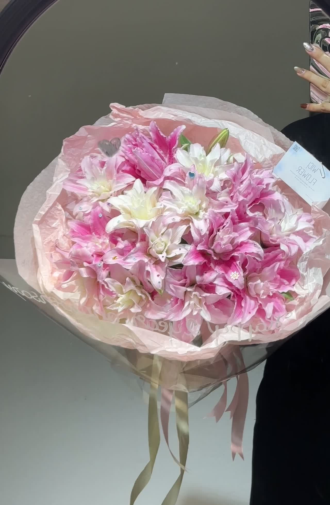 Hero image bó hoa lily phong cách Korean aesthetic theo mood yeu xa