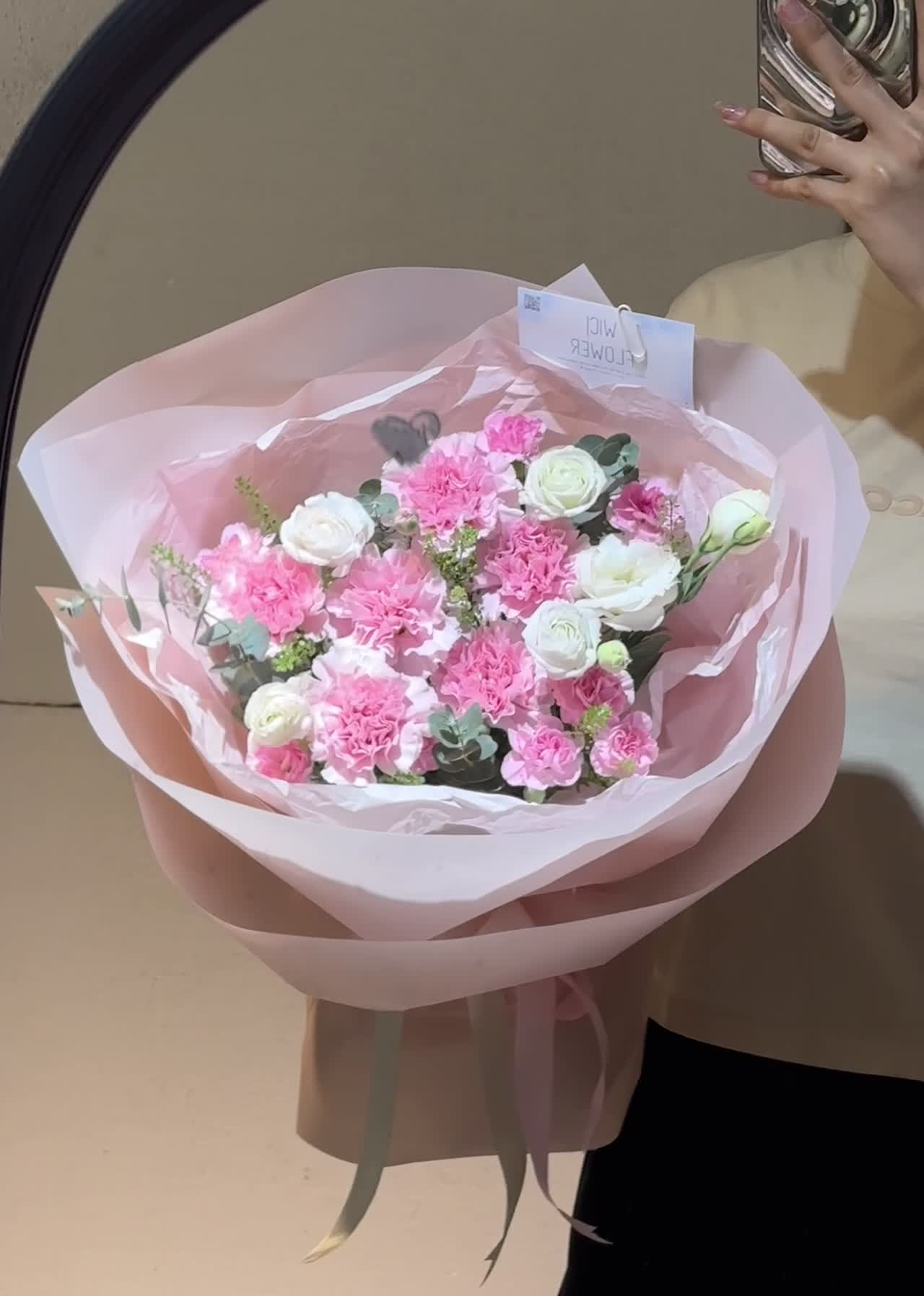 goc ban cafe voi hoa, hoa peony, vibe binh yen