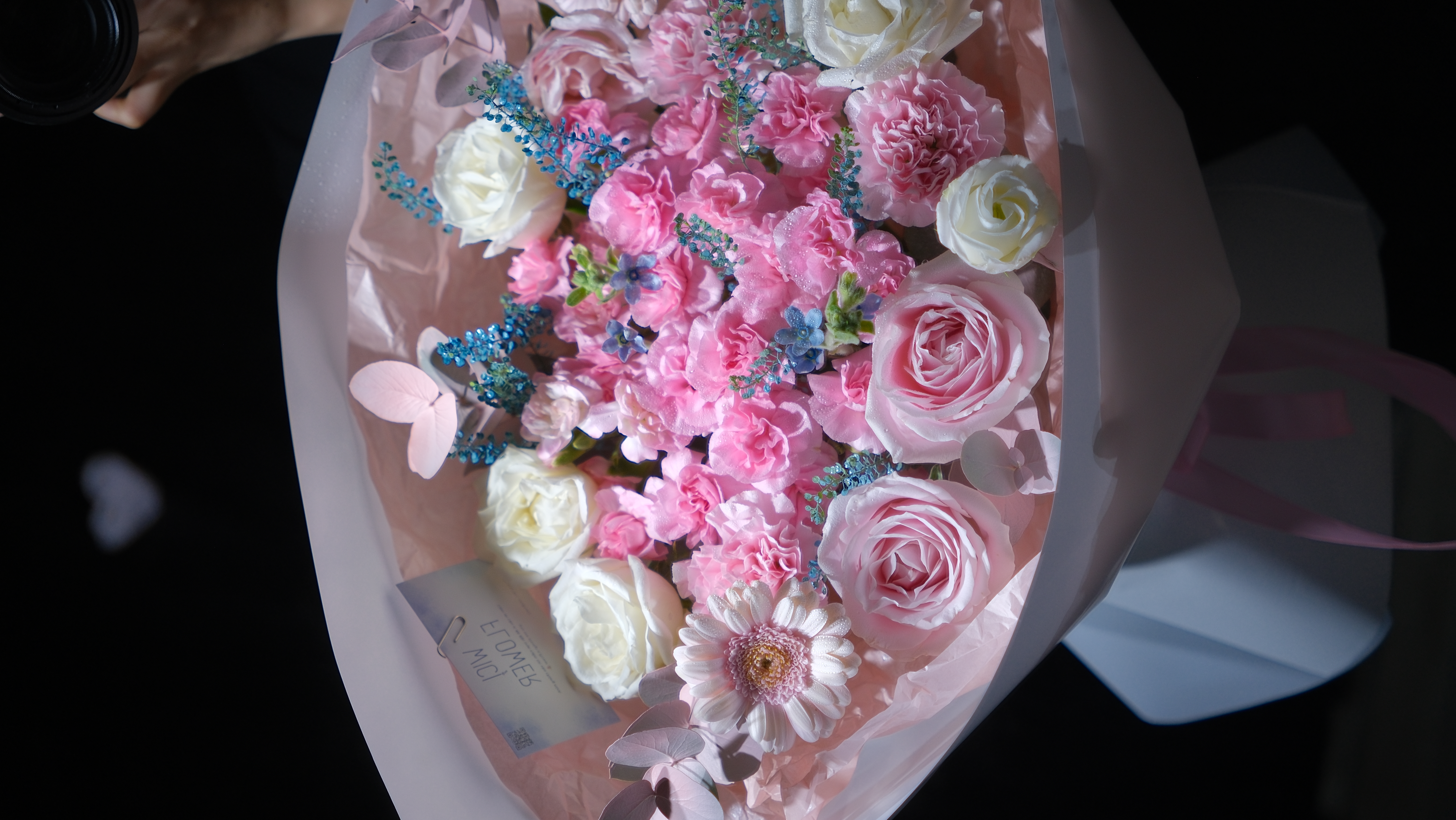 Pinterest-style editorial card + flowers setup voi mixed seasonal flowers