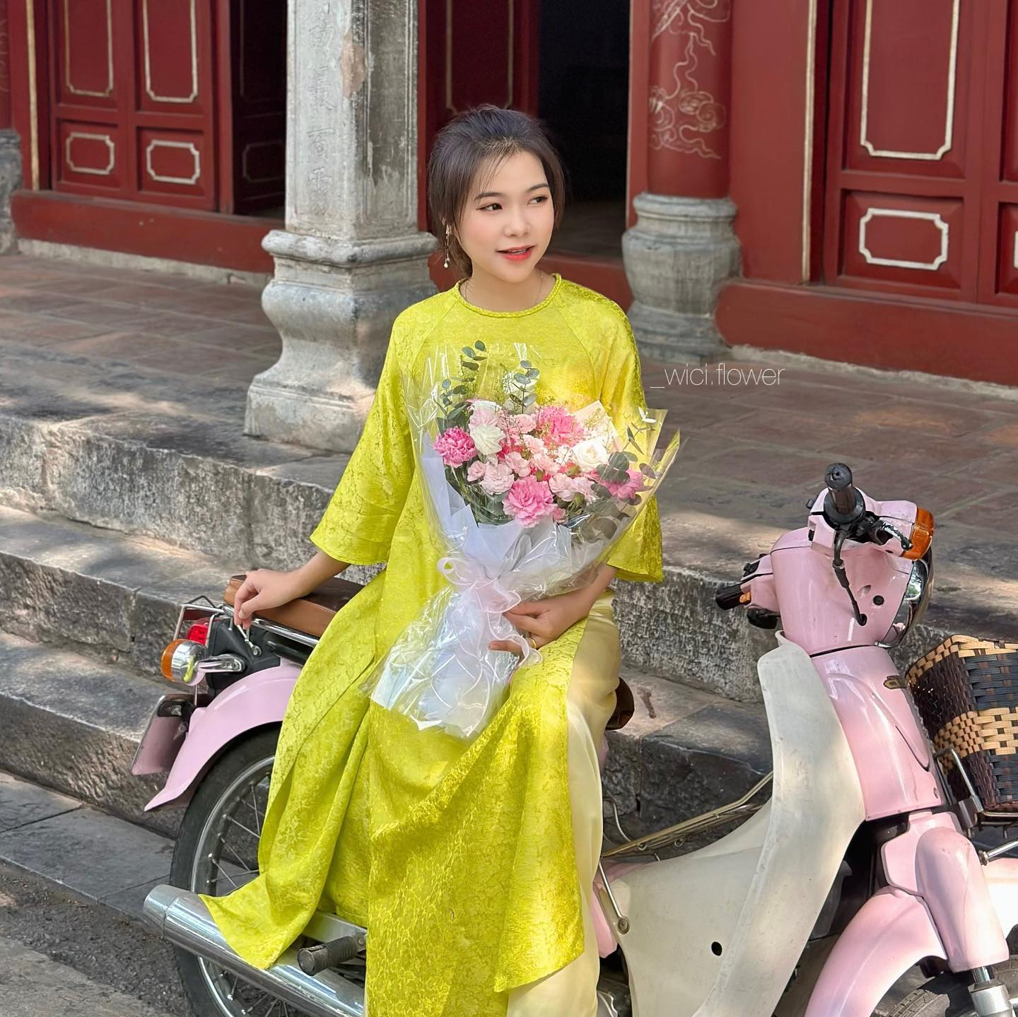florist wrapping bouquet, hoa tulip, vibe nu tinh