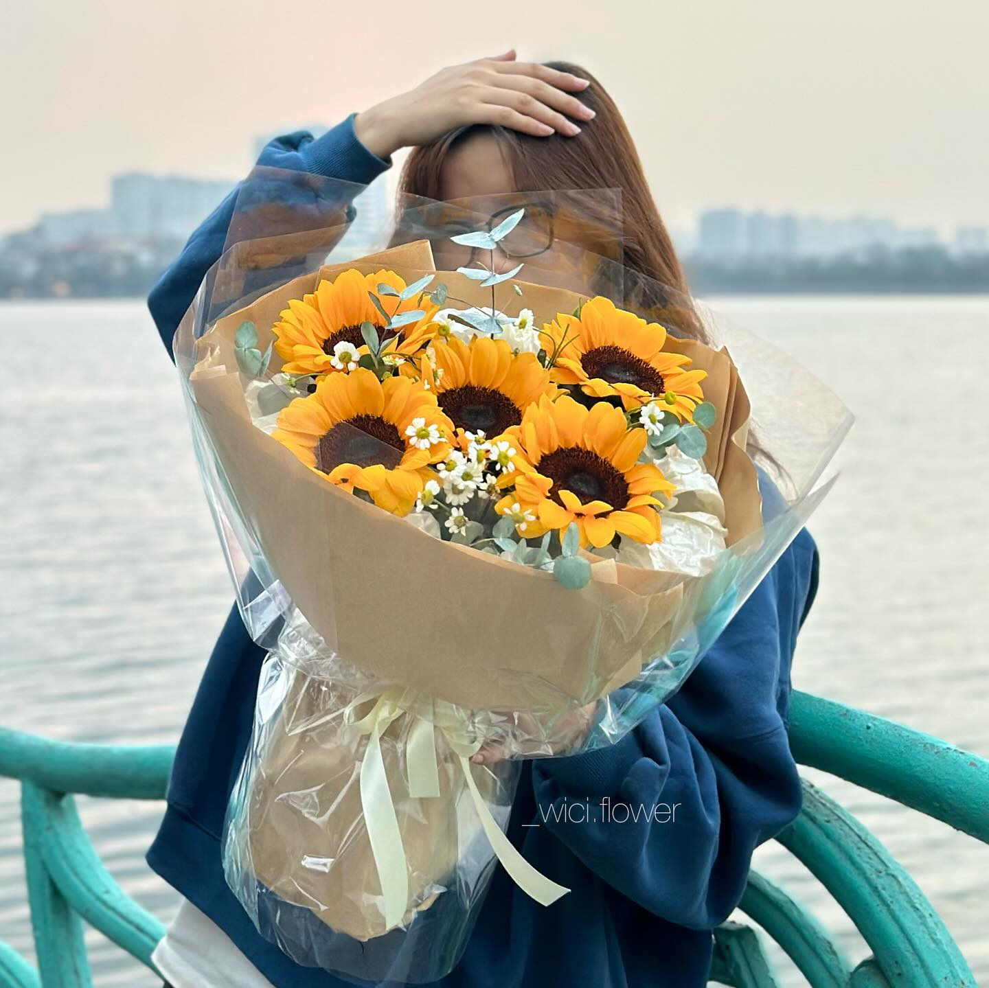 florist wrapping bouquet, hoa hydrangea, vibe nu tinh
