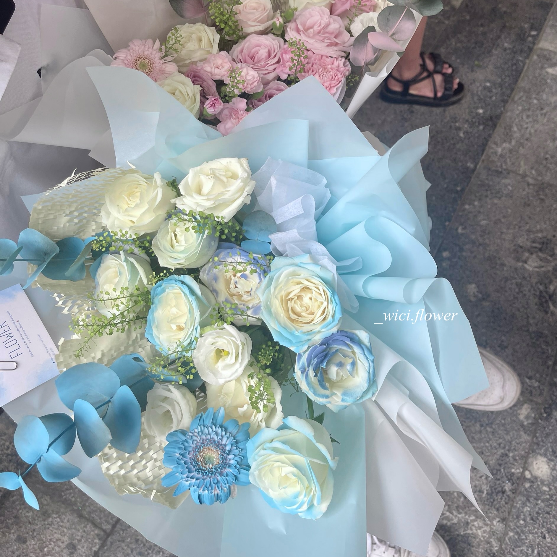 Pinterest-style flatlay pinboard tone cream voi hydrangea