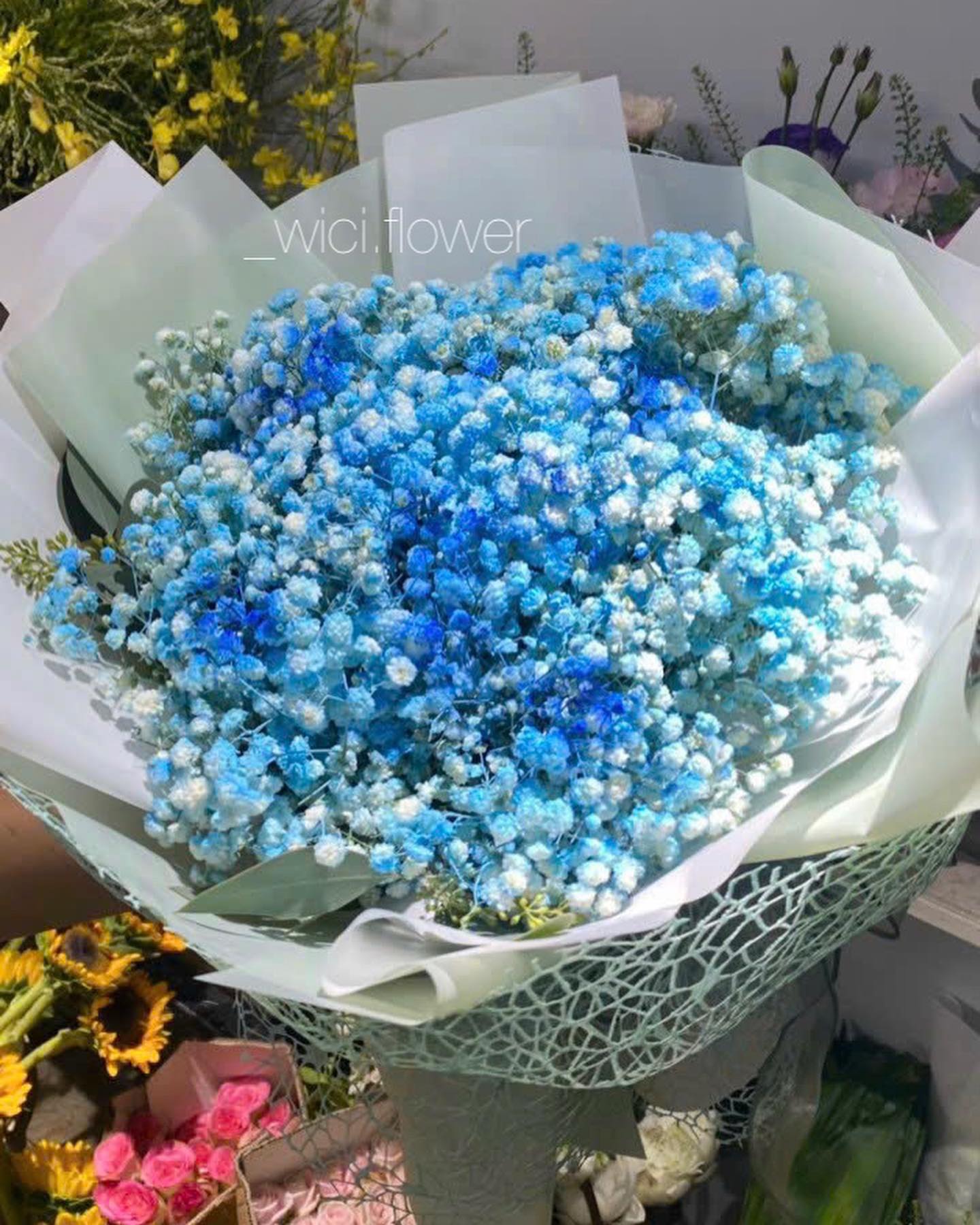florist wrapping bouquet, hoa rose, vibe truong thanh
