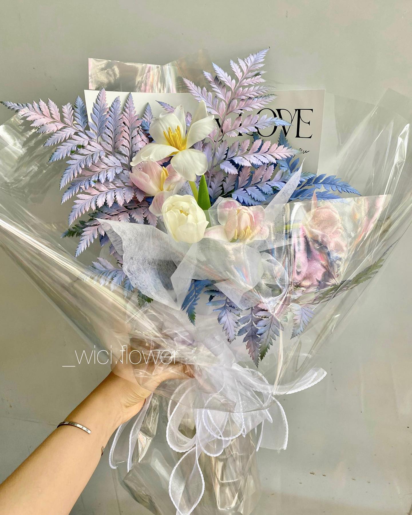 Pinterest-style soft morning light và bouquet voi baby breath