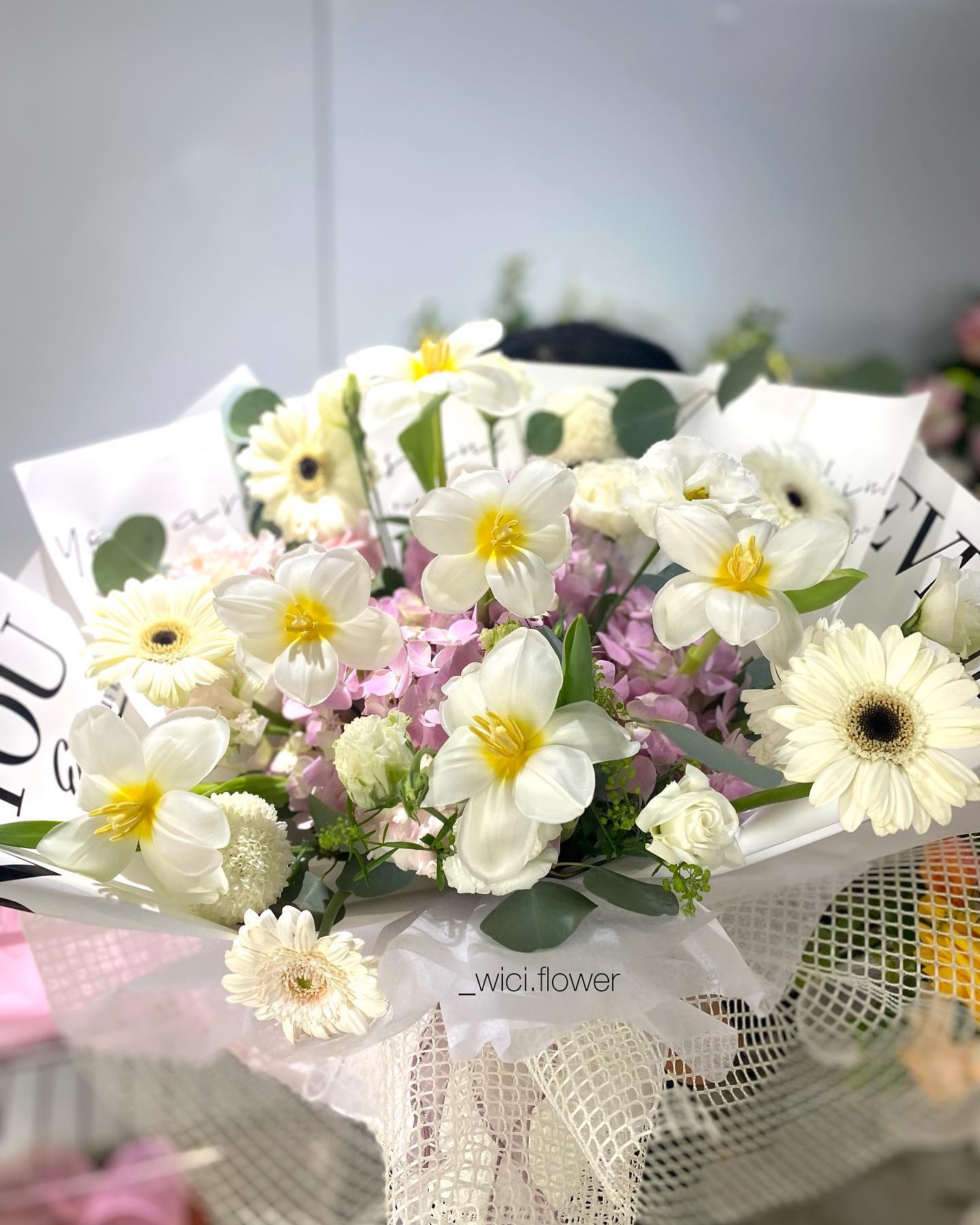 Pinterest-style soft morning light và bouquet voi peony