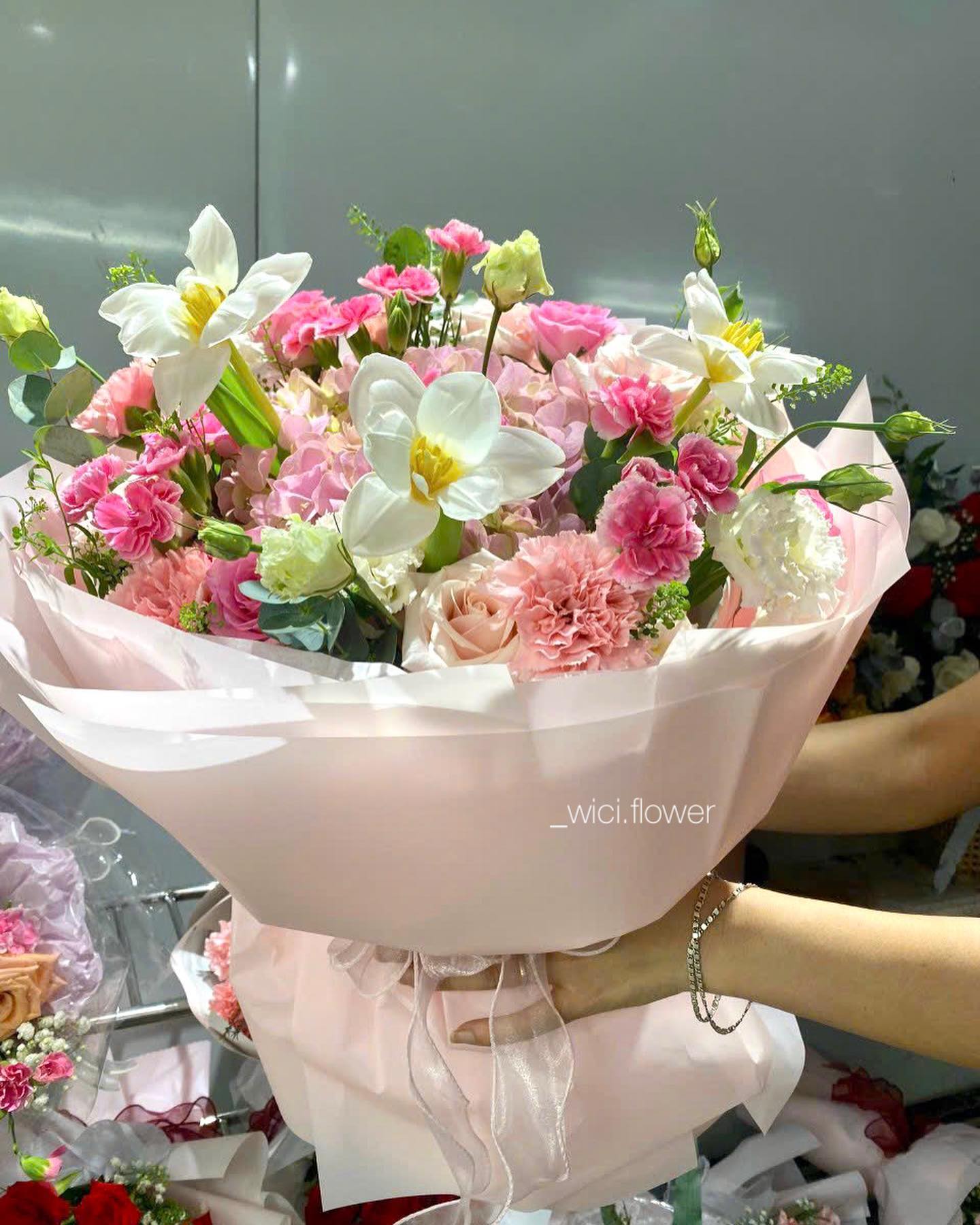 goc ban cafe voi hoa, hoa mixed seasonal flowers, vibe truong thanh