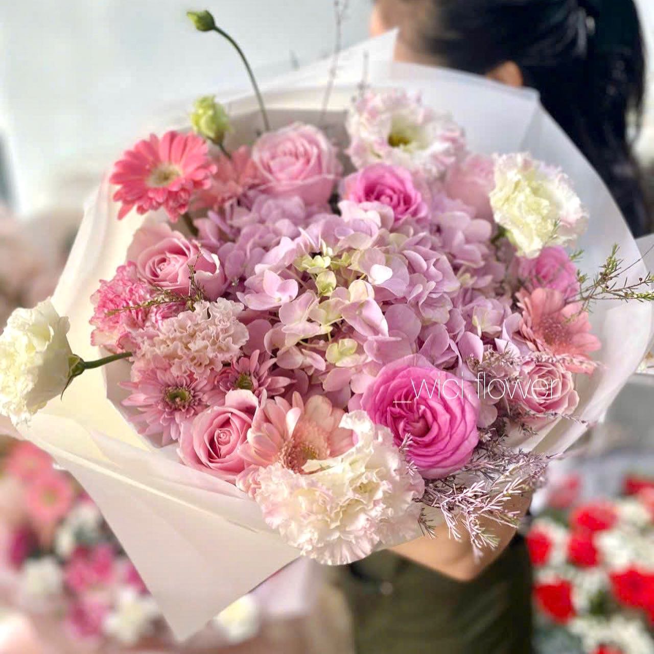 florist wrapping bouquet, hoa peony, vibe self-love