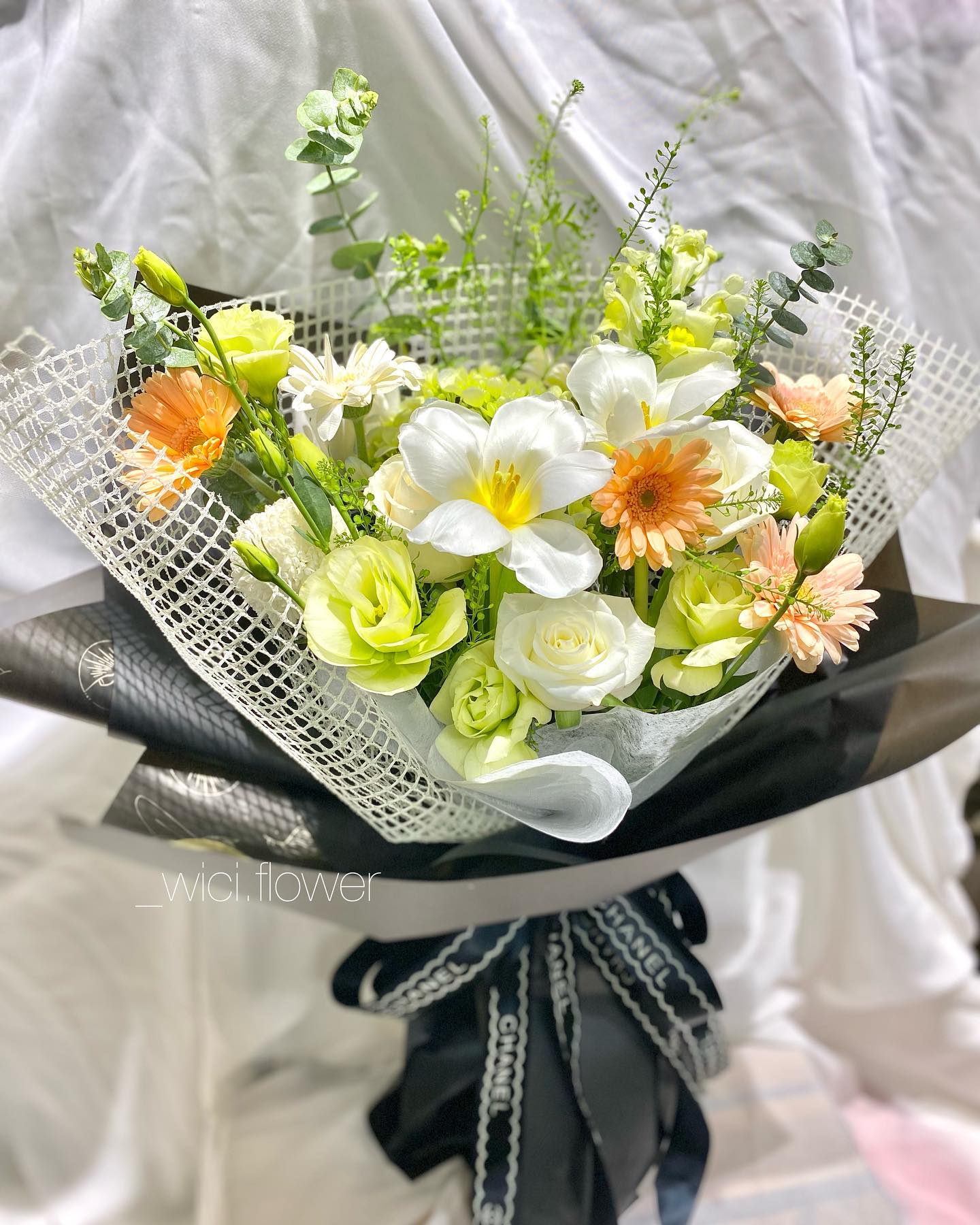 Pinterest-style soft morning light và bouquet voi lavender