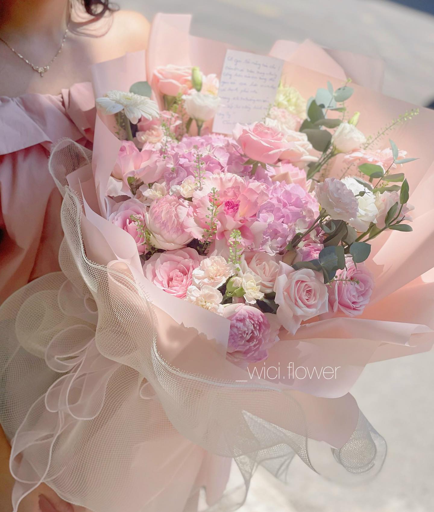 Pinterest-style soft morning light và bouquet voi lavender