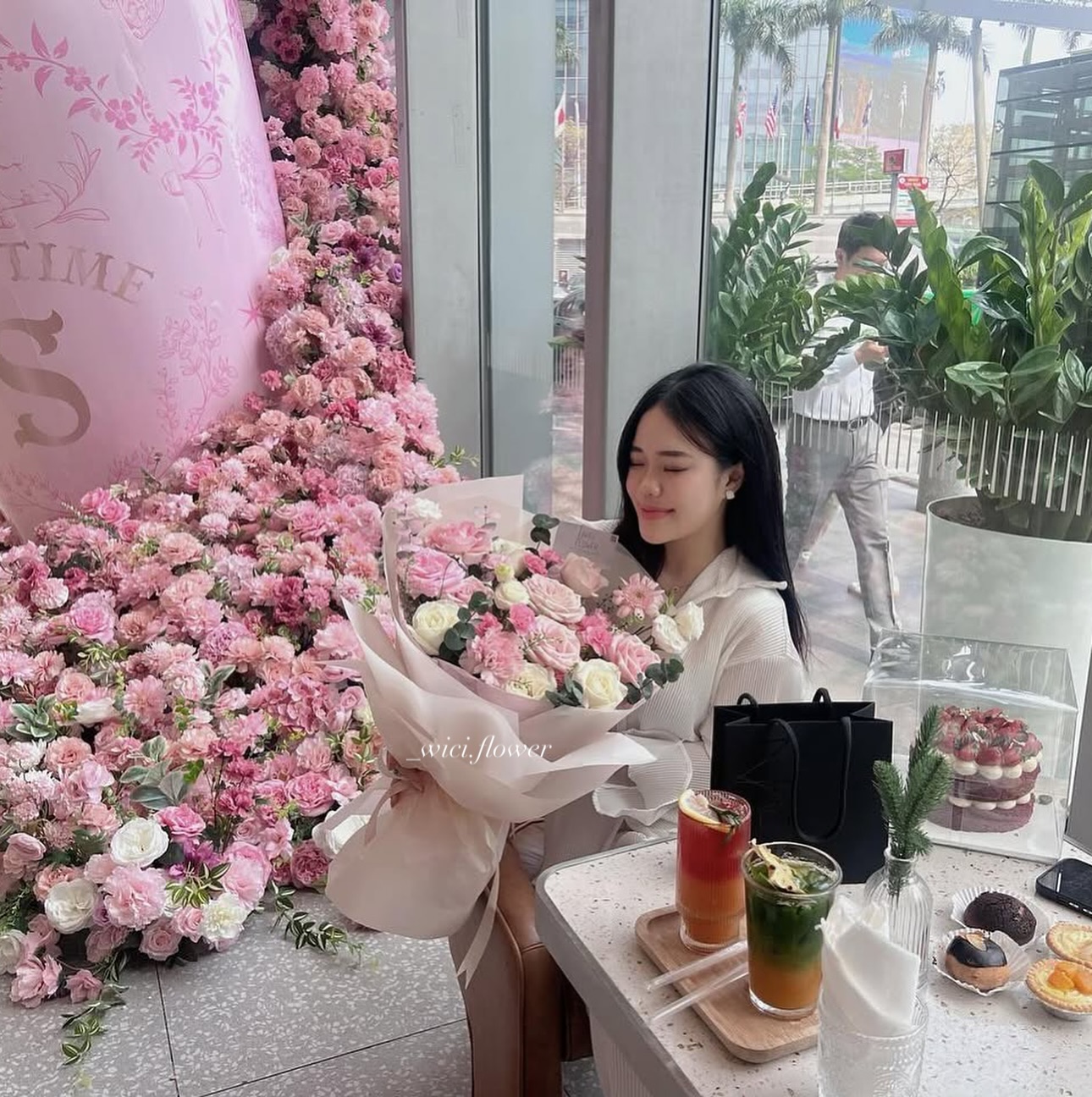 goc ban cafe voi hoa, hoa baby breath, vibe binh yen