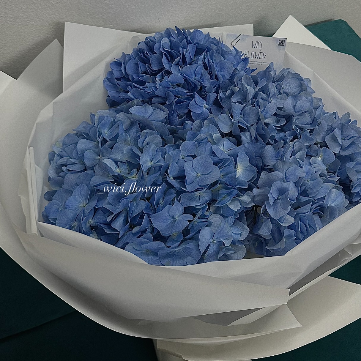 Pinterest-style editorial card + flowers setup voi rose