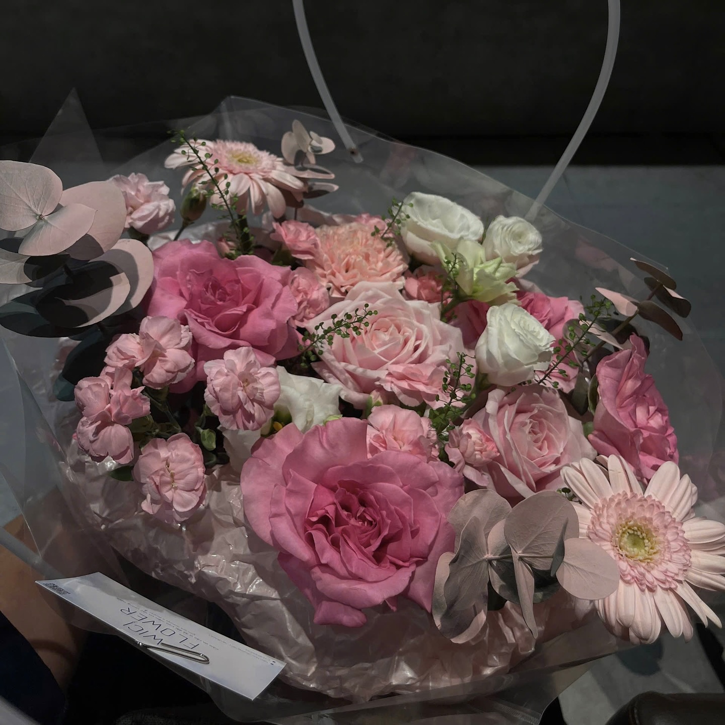 Hero image bó hoa rose phong cách old money theo mood nu tinh