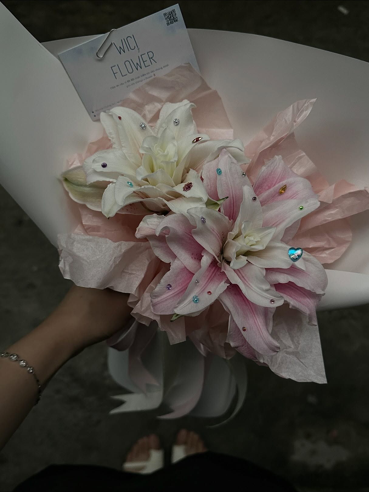 Pinterest-style editorial card + flowers setup voi tulip