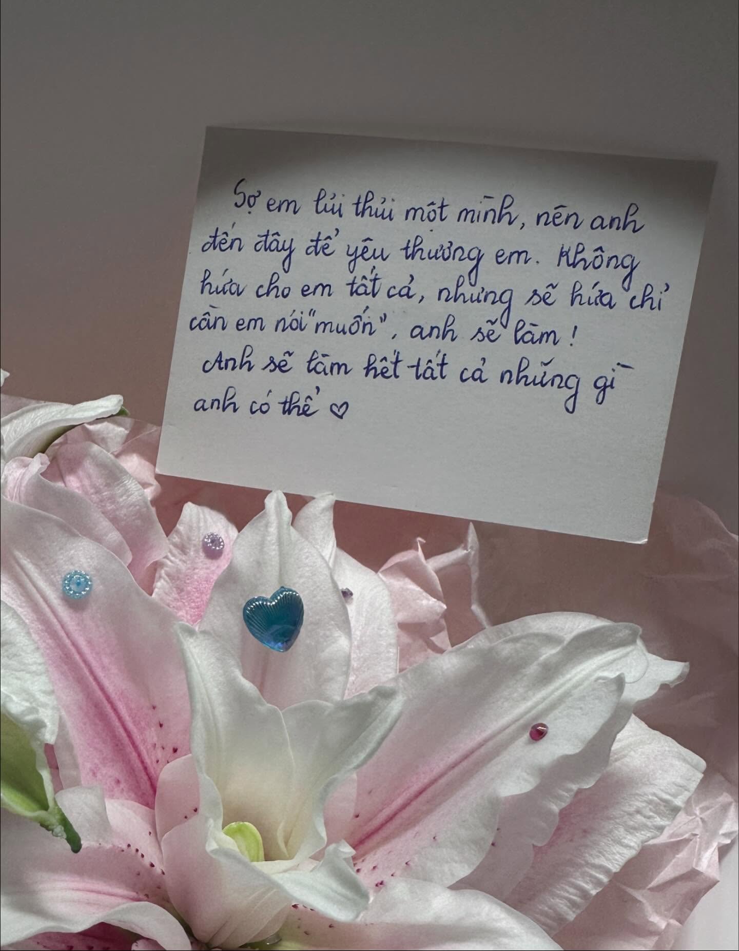 Pinterest-style editorial card + flowers setup voi rose
