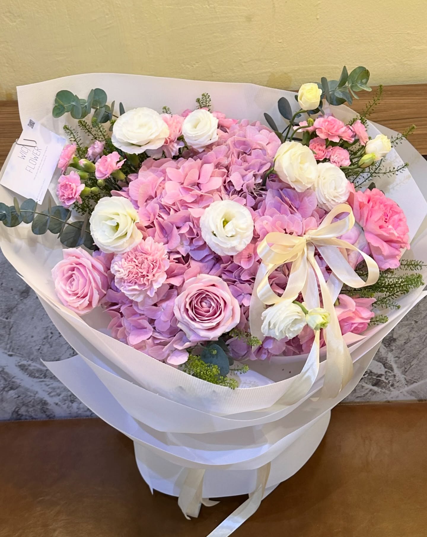 Pinterest-style editorial card + flowers setup voi baby breath