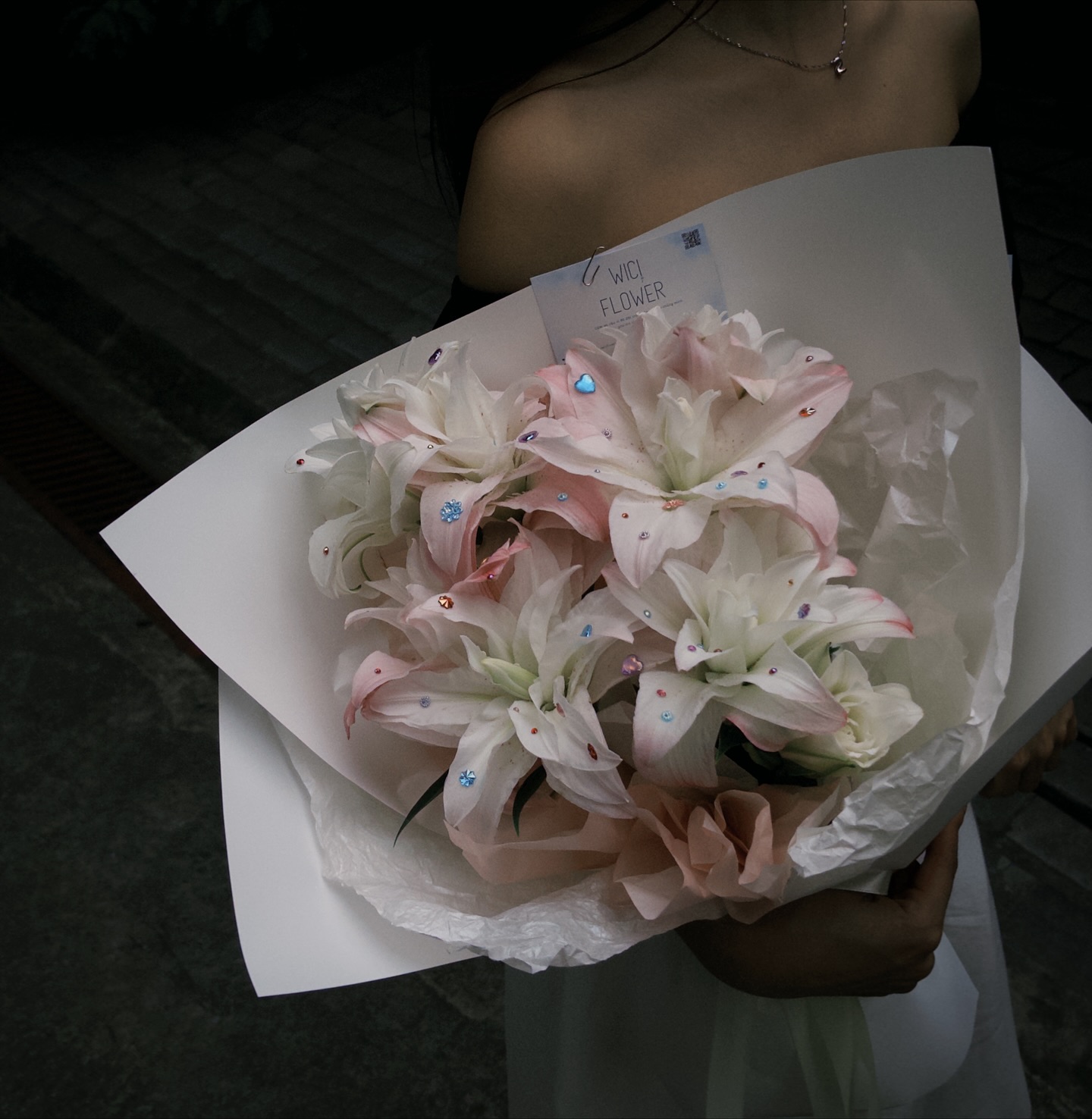 florist wrapping bouquet, hoa rose, vibe binh yen