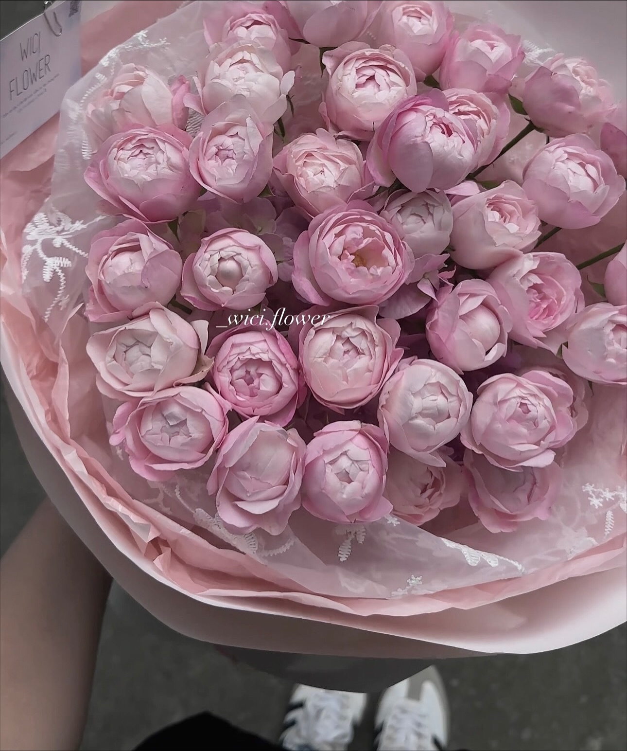 florist wrapping bouquet, hoa lily, vibe sau chia tay