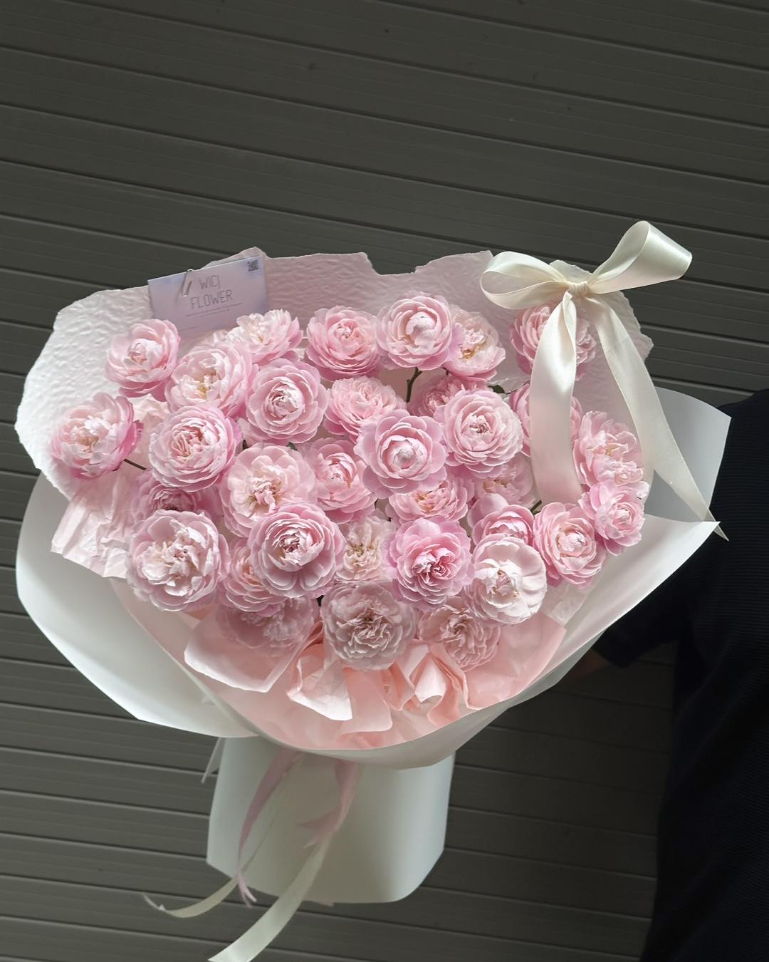 Pinterest-style editorial card + flowers setup voi lavender