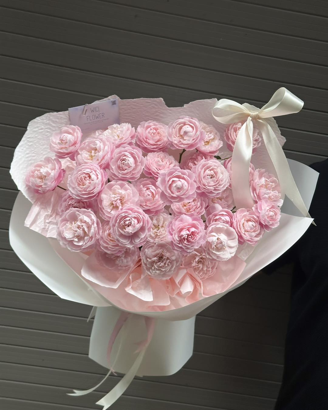 goc ban cafe voi hoa, hoa peony, vibe có don
