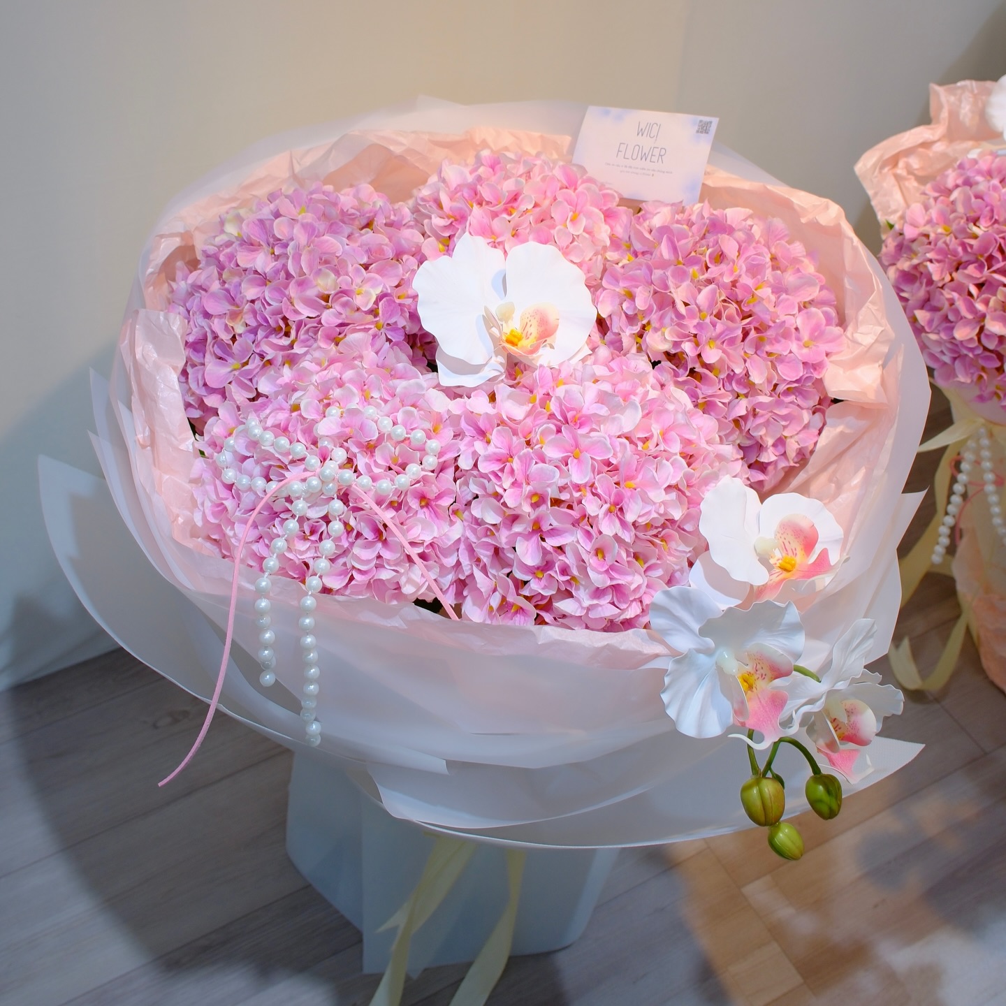 Pinterest-style editorial card + flowers setup voi rose