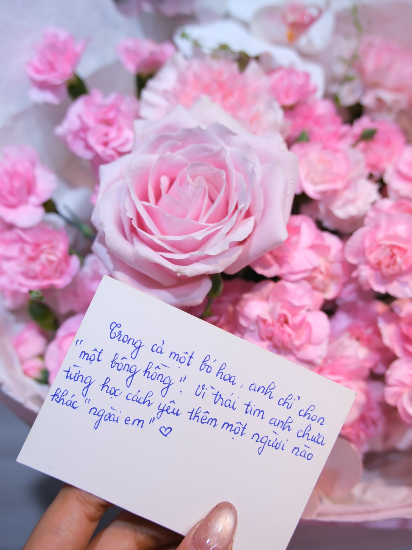 Pinterest-style editorial card + flowers setup voi hydrangea