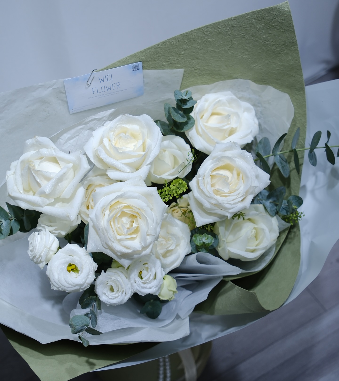Pinterest-style soft morning light và bouquet voi tulip