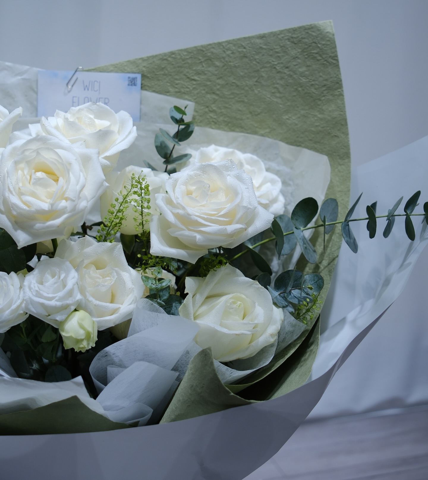 florist wrapping bouquet, hoa baby breath, vibe binh yen