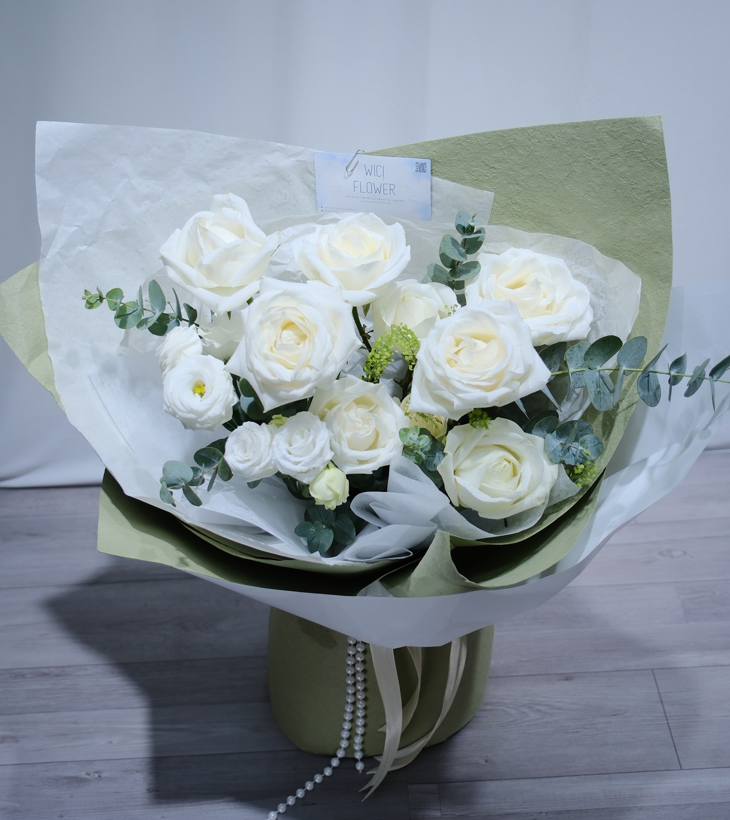Pinterest-style flatlay pinboard tone cream voi mixed seasonal flowers