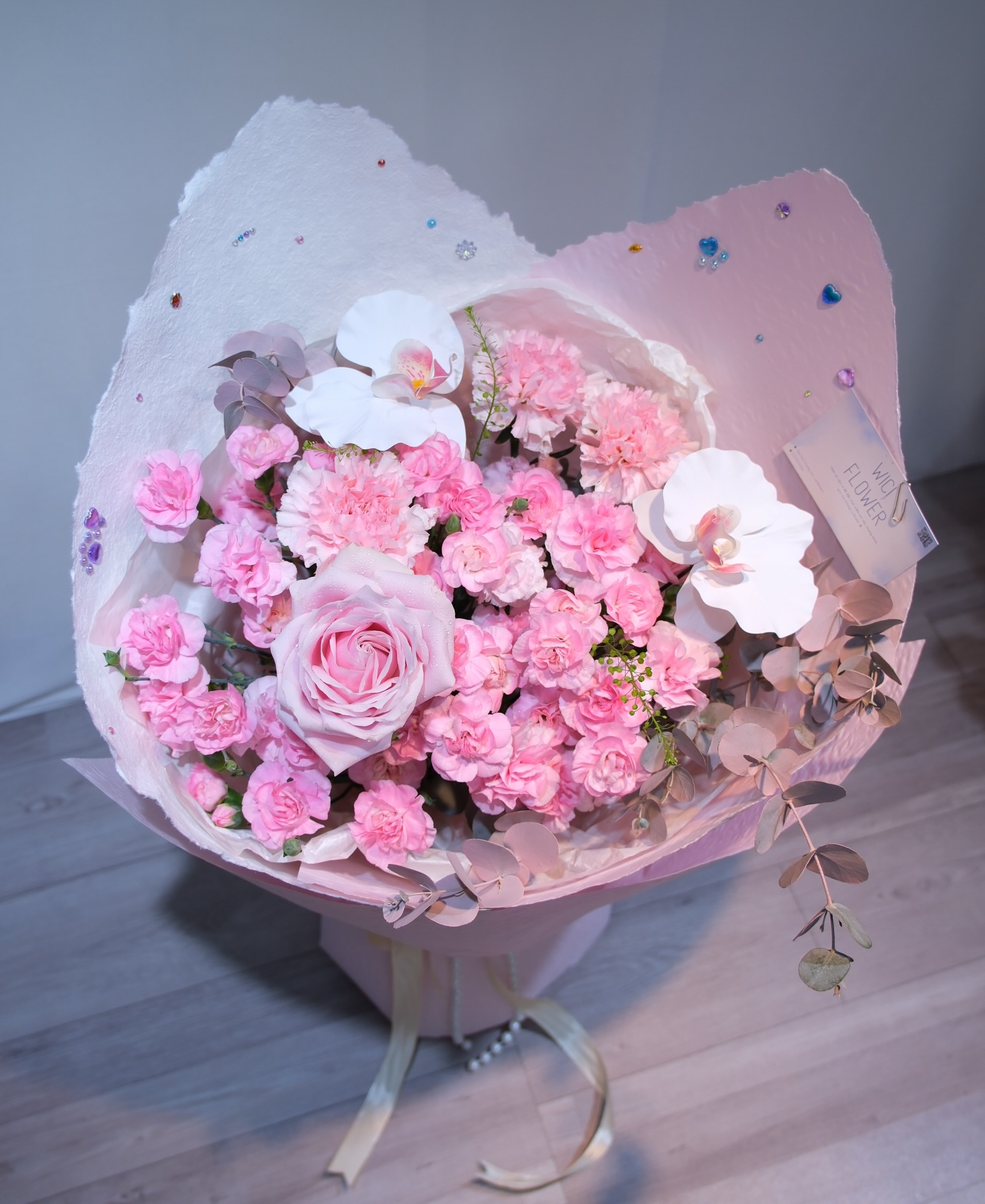 Pinterest-style editorial card + flowers setup voi peony