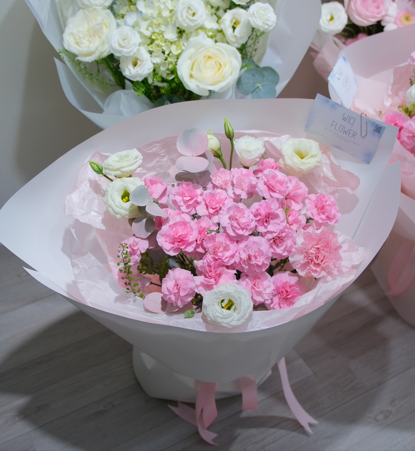 goc ban cafe voi hoa, hoa rose, vibe luxury lifestyle