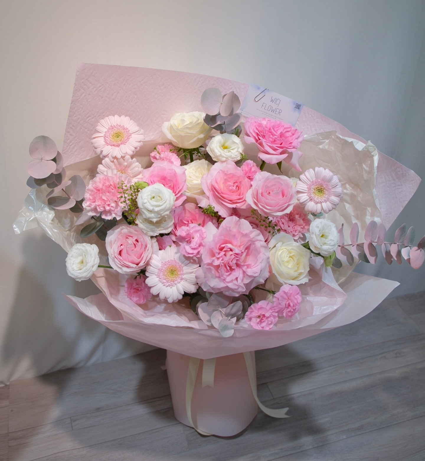 florist wrapping bouquet, hoa hydrangea, vibe luxury lifestyle