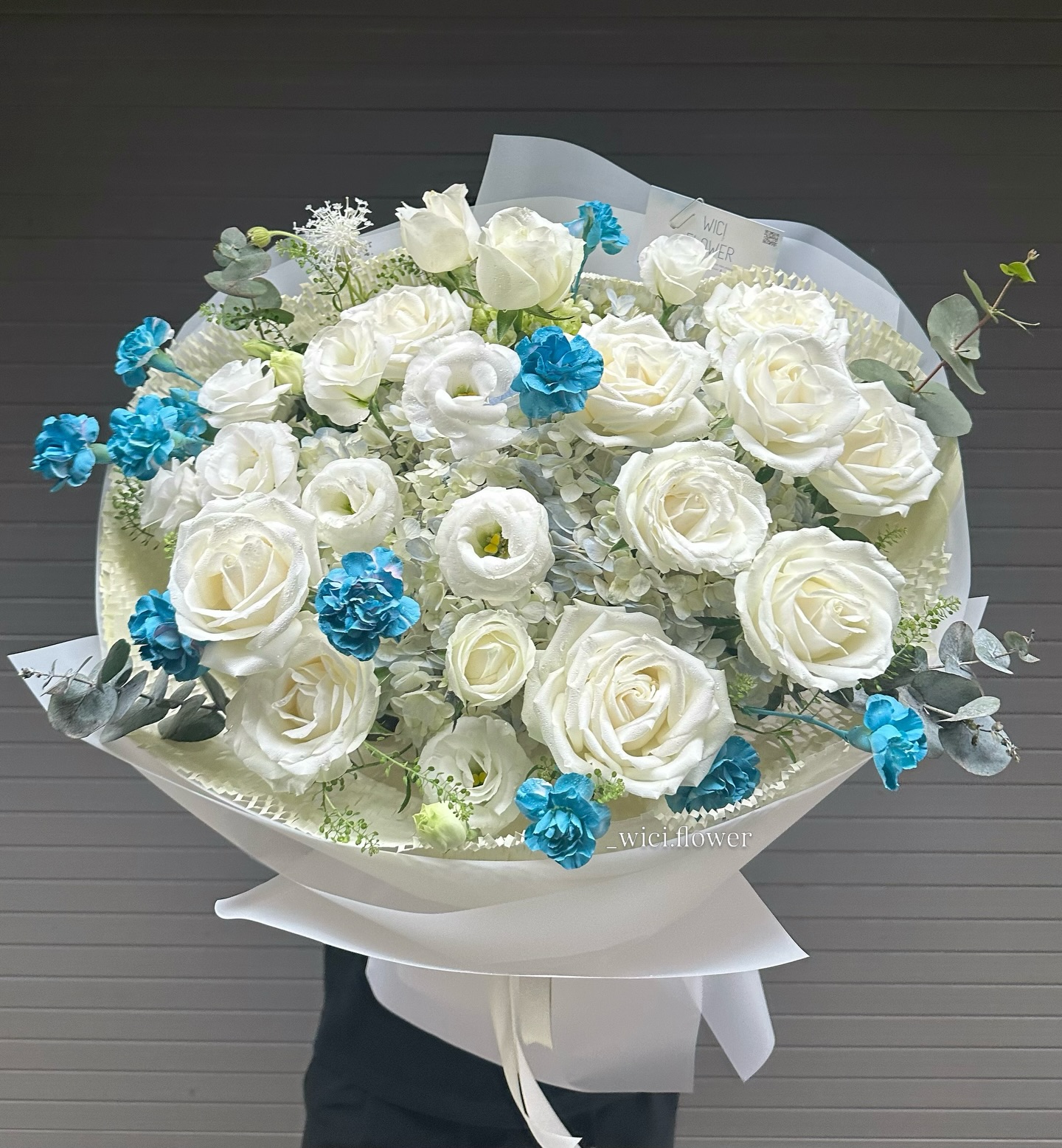 Hero image bó hoa mixed seasonal flowers phong cách old money theo mood chua lanh