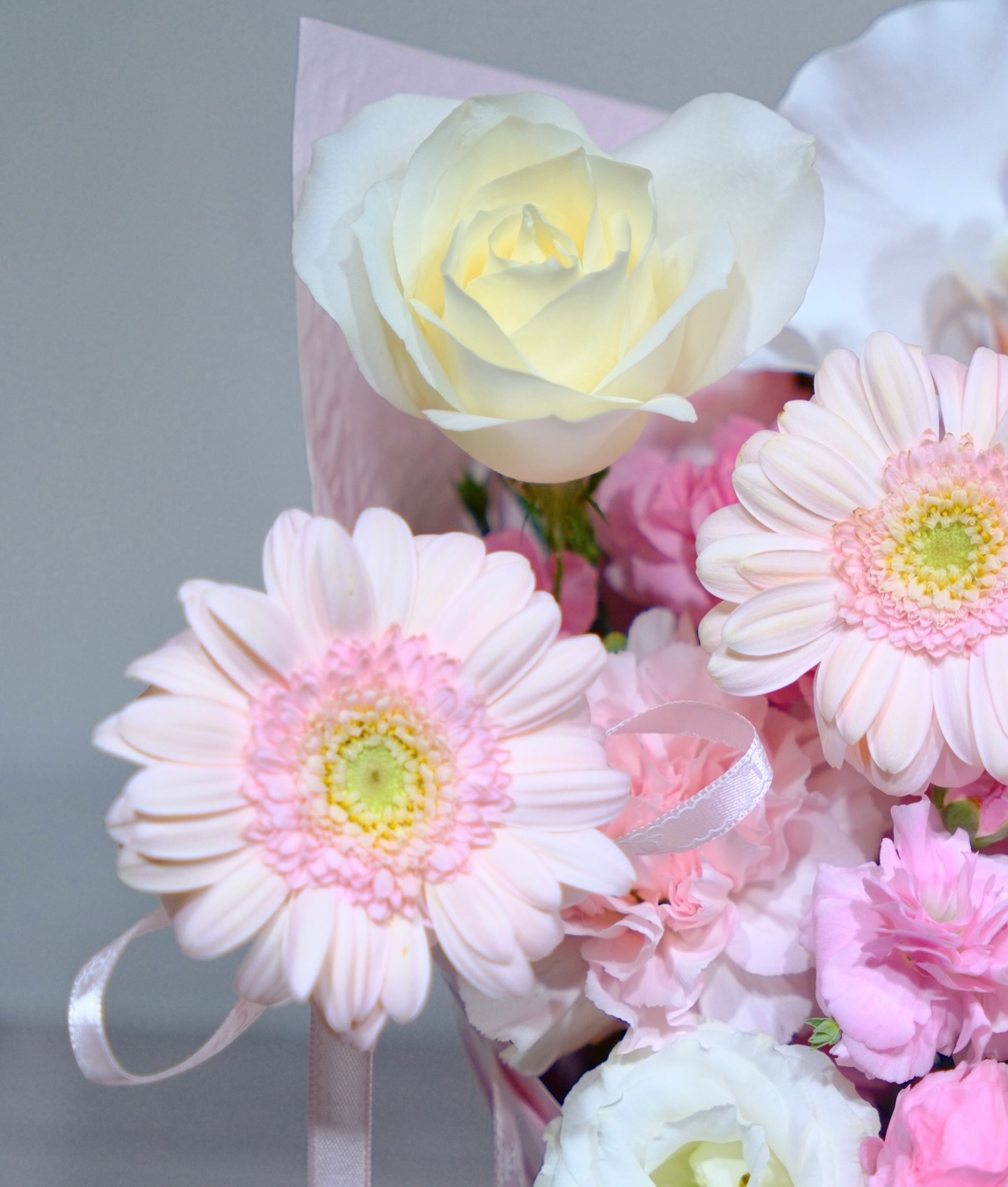 florist wrapping bouquet, hoa baby breath, vibe nostalgia