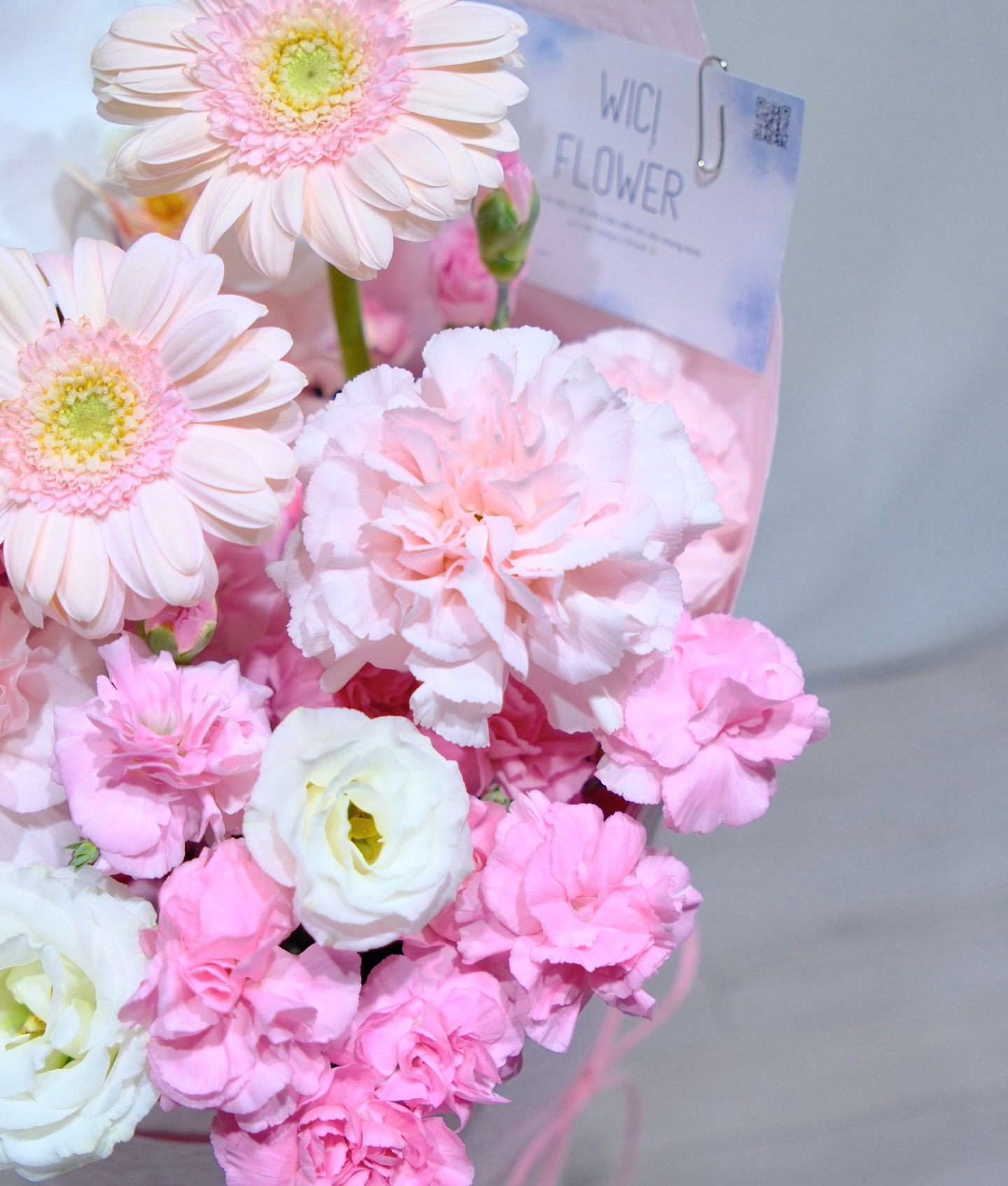 florist wrapping bouquet, hoa rose, vibe truong thanh