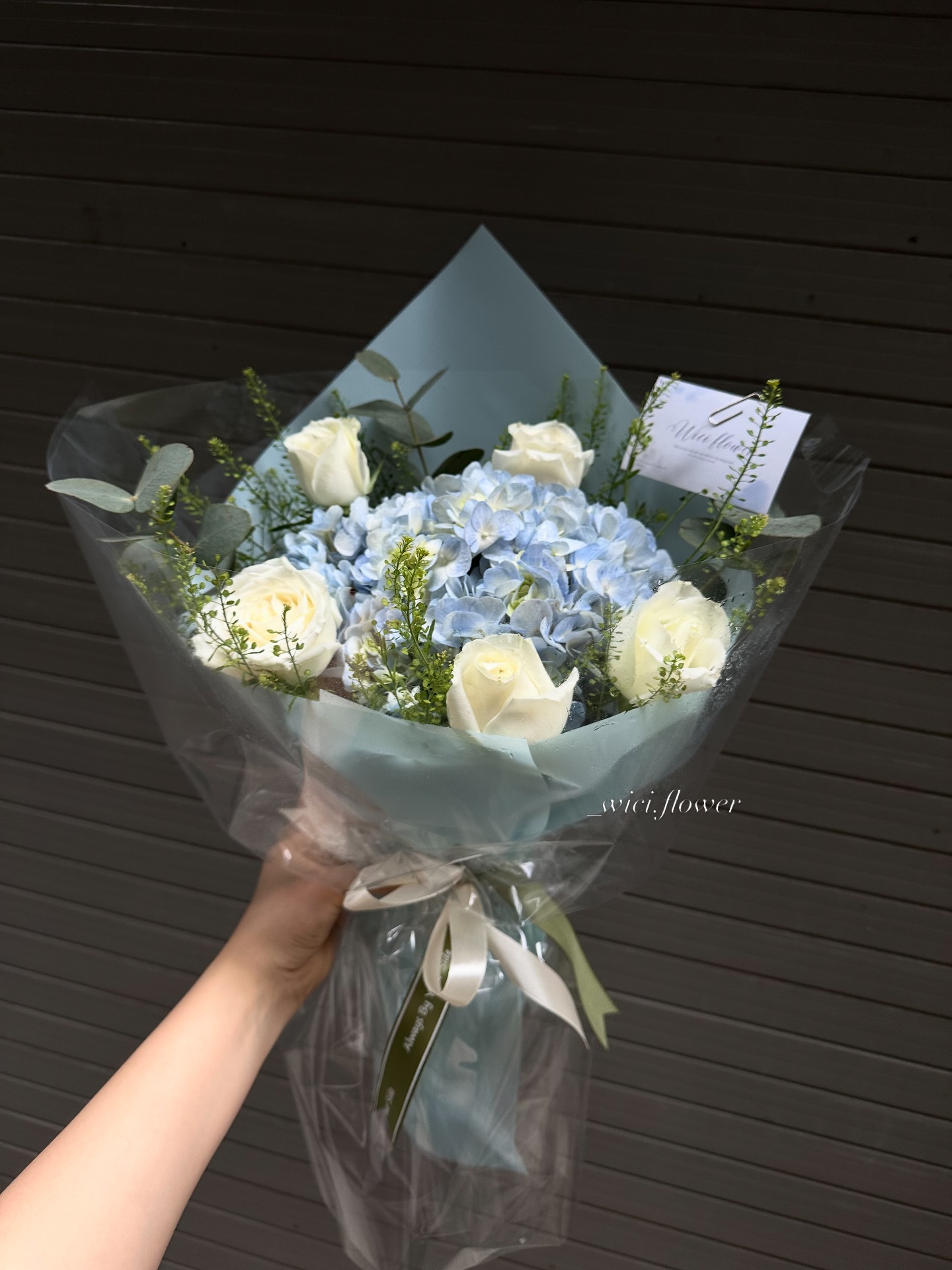 Pinterest-style soft morning light và bouquet voi mixed seasonal flowers