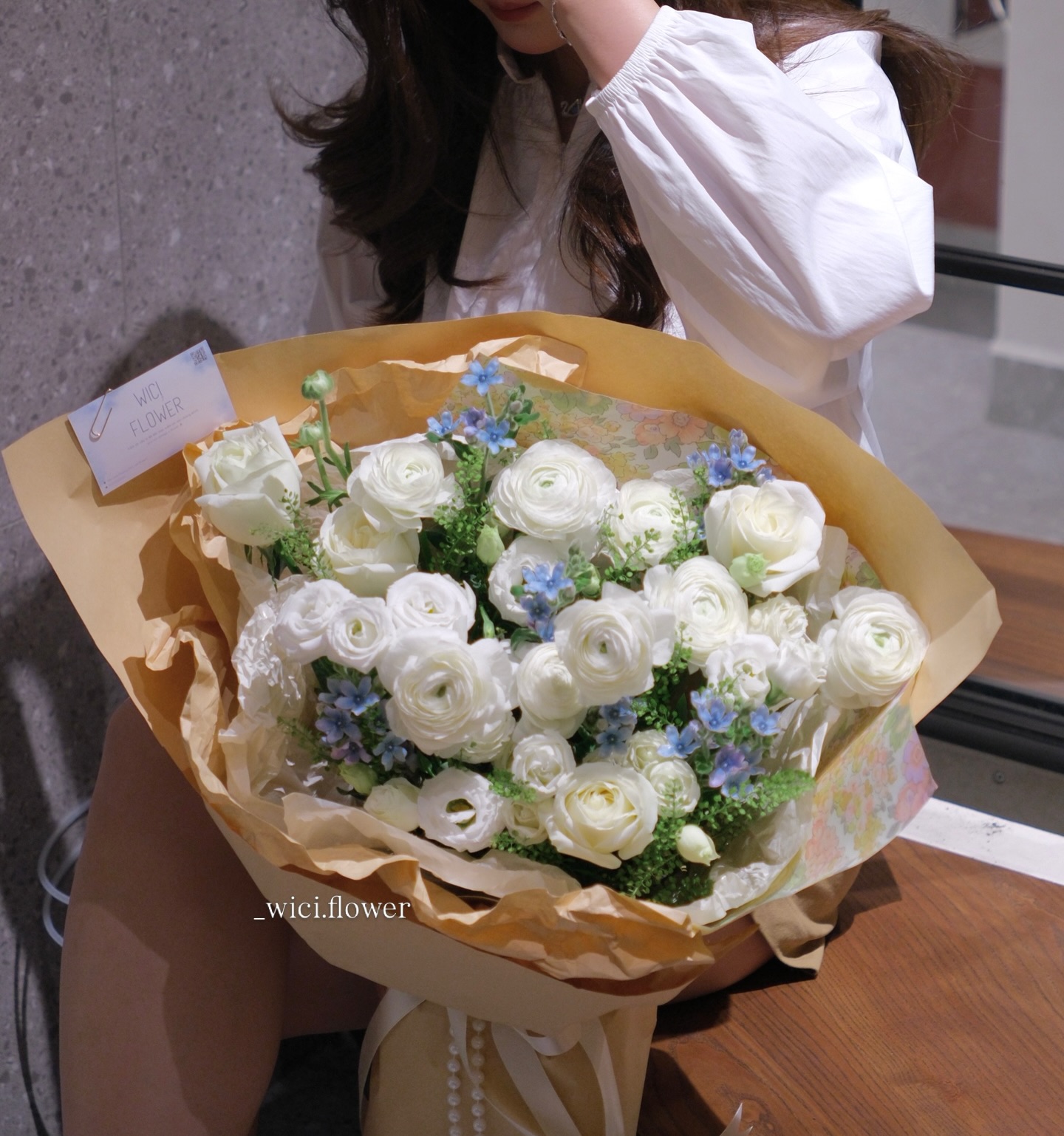 goc ban cafe voi hoa, hoa peony, vibe self-love