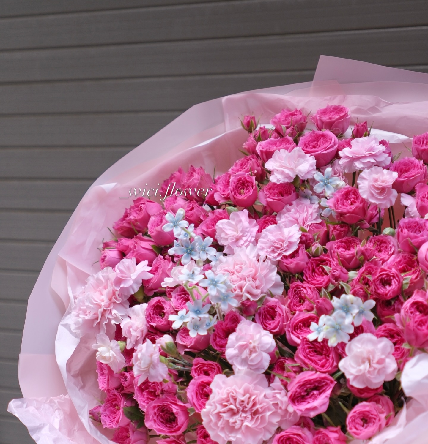 Pinterest-style soft morning light và bouquet voi lily