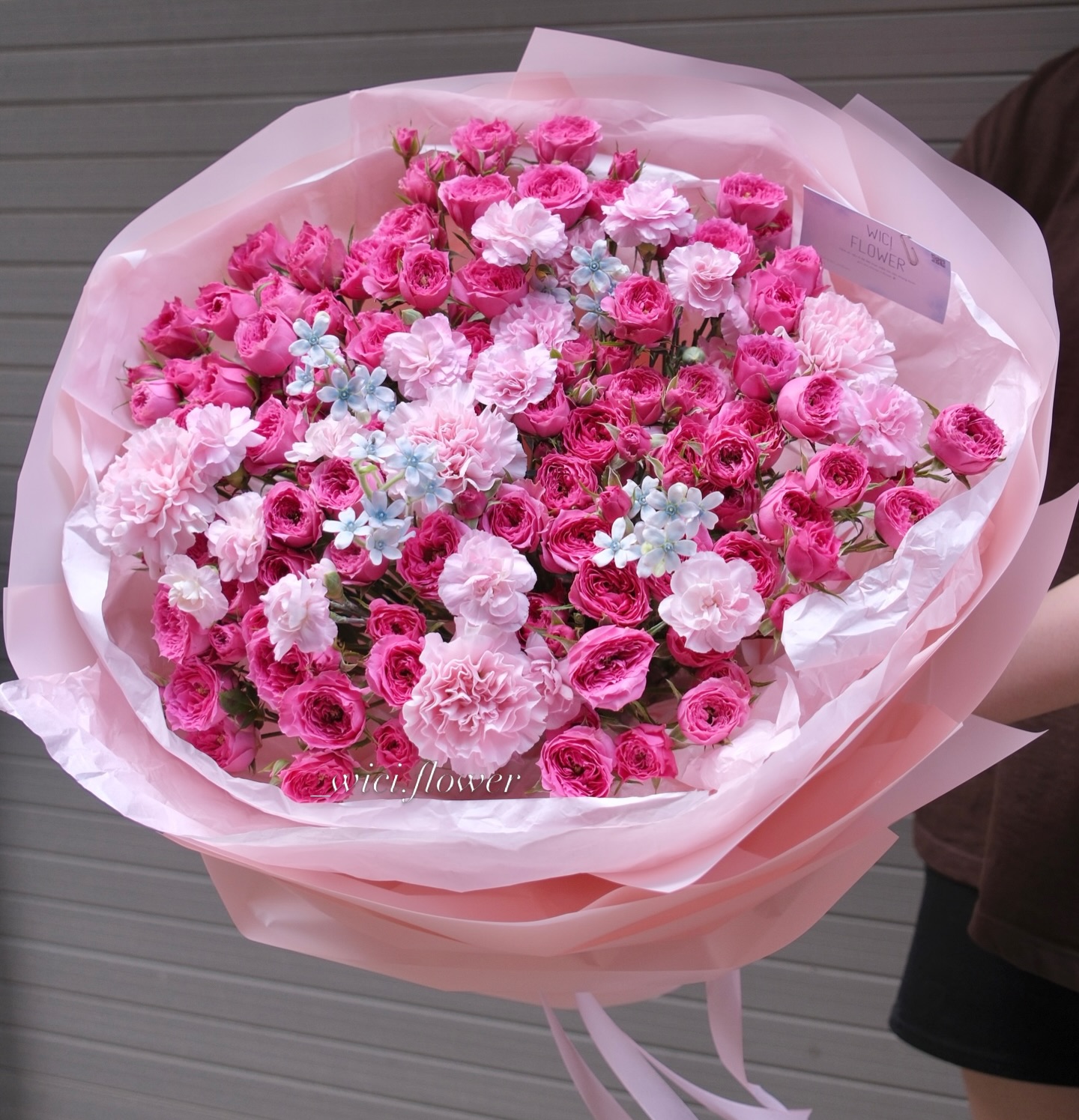 florist wrapping bouquet, hoa peony, vibe luxury lifestyle
