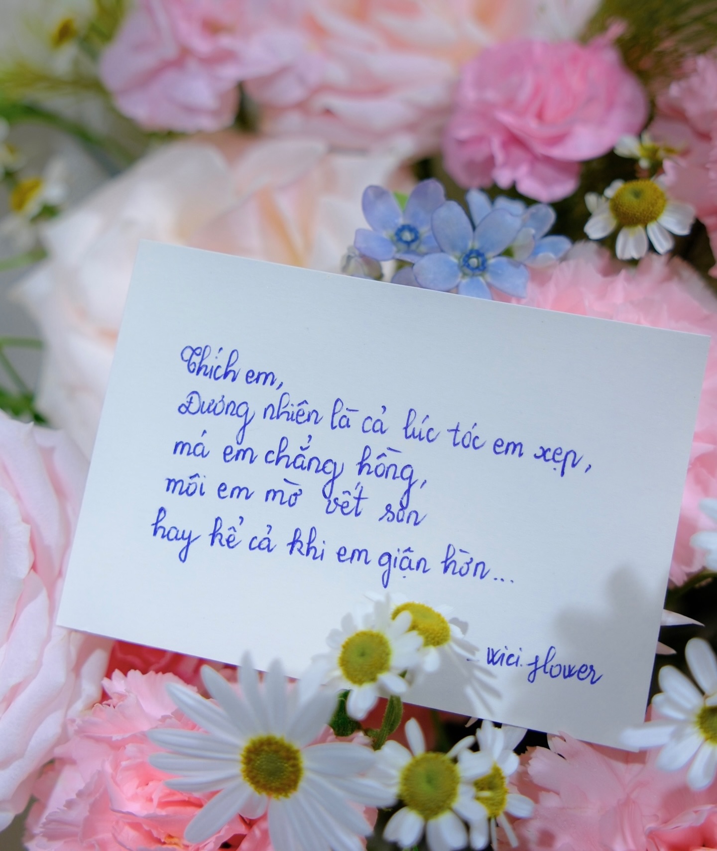 Hero image bó hoa mixed seasonal flowers phong cách Scandinavian minimalism theo mood truong thanh