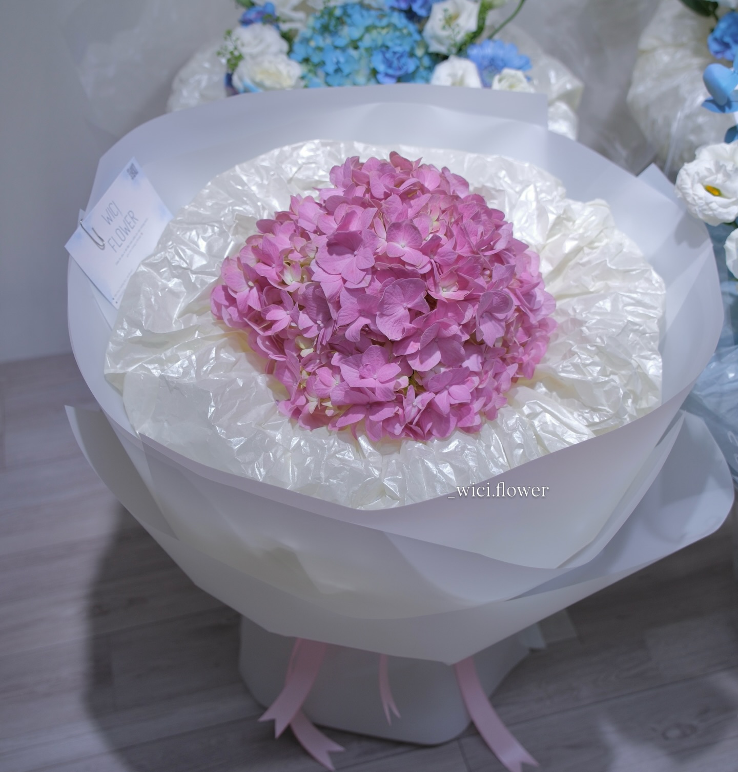 Pinterest-style soft morning light và bouquet voi lily