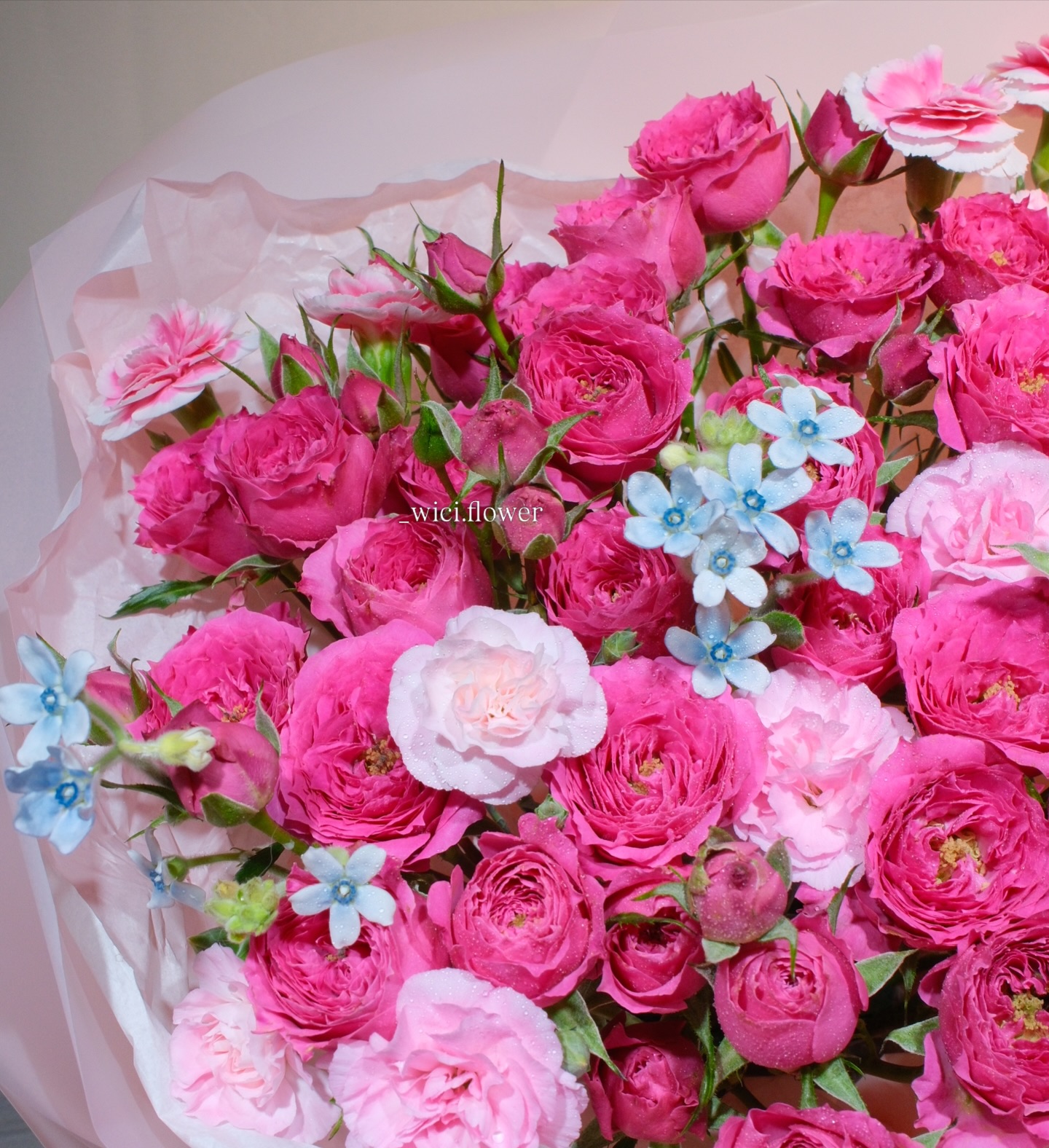 goc ban cafe voi hoa, hoa hydrangea, vibe luxury lifestyle