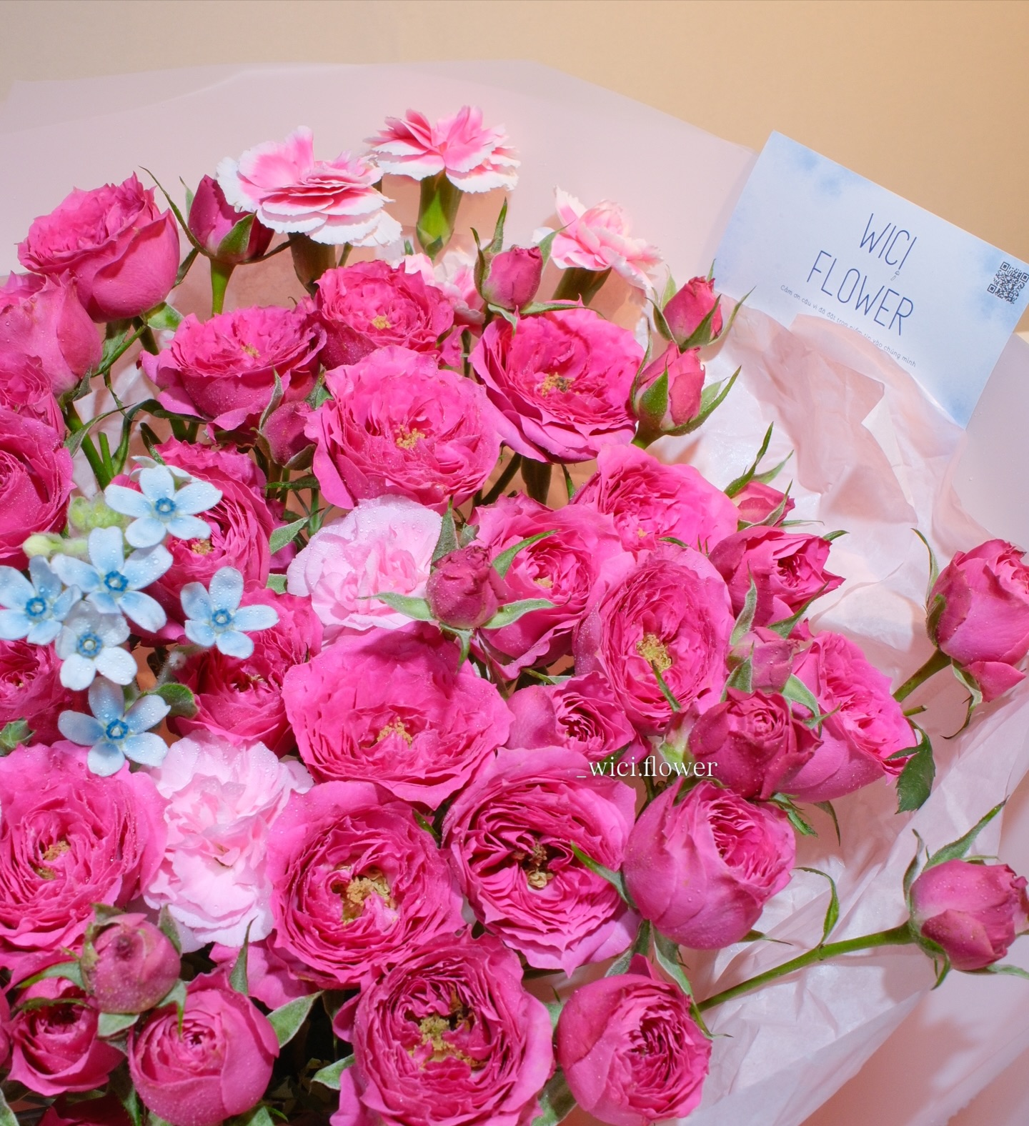 Pinterest-style editorial card + flowers setup voi hydrangea